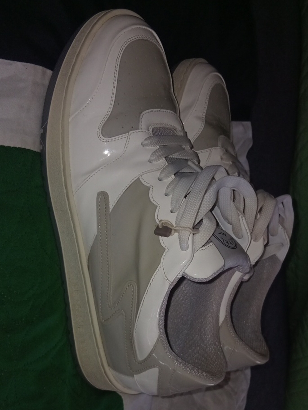 Metal Gienchi low-top leather sneakers featuring a distinctive zig Zag